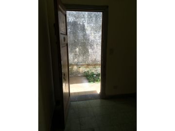 CASA CON AMPLIO FONDO LIBRE  EN VENTA EN LONGCHAMPS