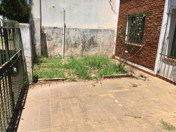 CASA CON AMPLIO FONDO LIBRE  EN VENTA EN LONGCHAMPS