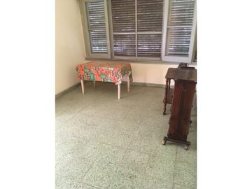 CASA CON AMPLIO FONDO LIBRE  EN VENTA EN LONGCHAMPS