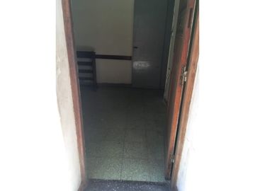 CASA CON AMPLIO FONDO LIBRE  EN VENTA EN LONGCHAMPS