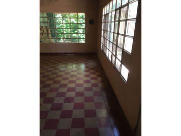 CASA CON AMPLIO FONDO LIBRE  EN VENTA EN LONGCHAMPS
