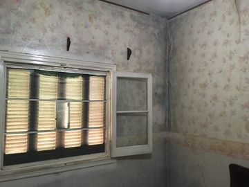 CASA CON AMPLIO FONDO LIBRE  EN VENTA EN LONGCHAMPS