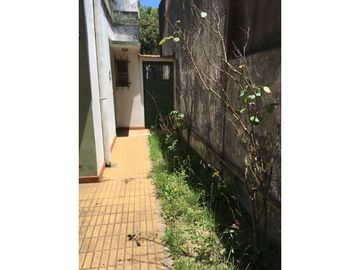 CASA CON AMPLIO FONDO LIBRE  EN VENTA EN LONGCHAMPS