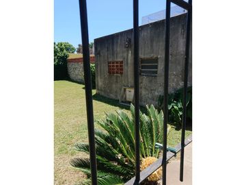 Casa de Dos Dormitorios  , amplio jardin