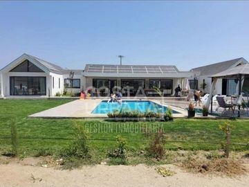 VENTA Gran casa autosustentable con amplio terreno en Olmué