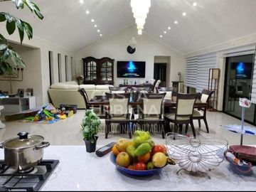 VENTA Gran casa autosustentable con amplio terreno en Olmué