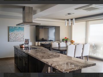 VILLA CORONADO FRENTE AL MAR EN COMUNIDAD EXCLUSIVA