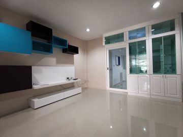 3 Bedroom Townhouse for sale in Anusawari, Bangkok