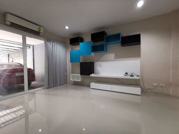3 Bedroom Townhouse for sale in Anusawari, Bangkok