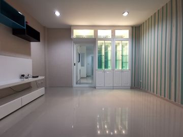 3 Bedroom Townhouse for sale in Anusawari, Bangkok
