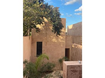 Casa en venta dentro de una pequeña privada en la Col. García Ginerés
