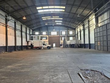Galpon sobre Av. Calchaqui 1200 m2 salida a dos calles