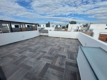 Casa en venta, 3 recámaras y roof garden. Fracc. Cuautlancingo.