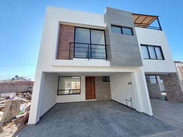 Casa en venta, 3 recámaras y roof garden. Fracc. Cuautlancingo.