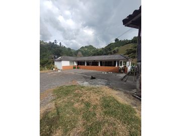 SE VENDE FINCA A 12 MINUTOS DE MANIZALES