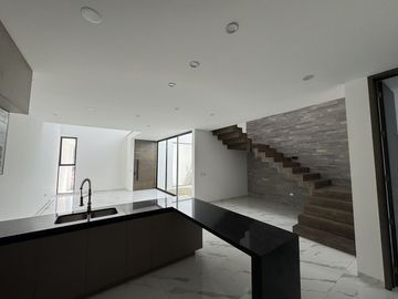 Venta de hermosa casa calicantos