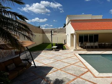 CASA EN VENTA EN ESQUINA UBICADA EN BENITO JUAREZ NORTE, MERIDA.