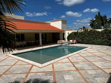 CASA EN VENTA EN ESQUINA UBICADA EN BENITO JUAREZ NORTE, MERIDA.