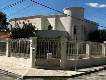 CASA EN VENTA EN ESQUINA UBICADA EN BENITO JUAREZ NORTE, MERIDA.