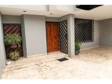 Vendo Casa frente al parque urb. Sagrada Familia Bellavista