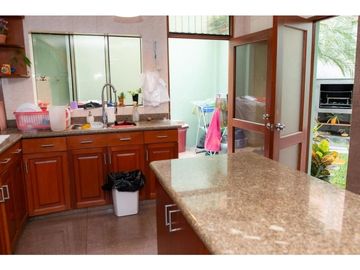 Vendo Casa frente al parque urb. Sagrada Familia Bellavista