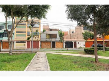 Vendo Casa frente al parque urb. Sagrada Familia Bellavista
