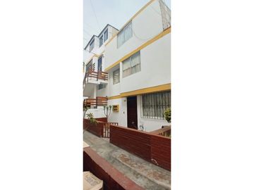 Venta de Casa de 3 Pisos en Condominio – San Miguel
