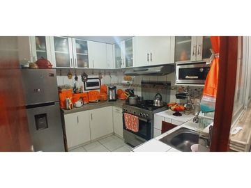 Venta de Casa de 3 Pisos en Condominio – San Miguel