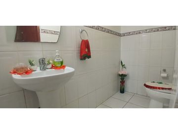 Venta de Casa de 3 Pisos en Condominio – San Miguel