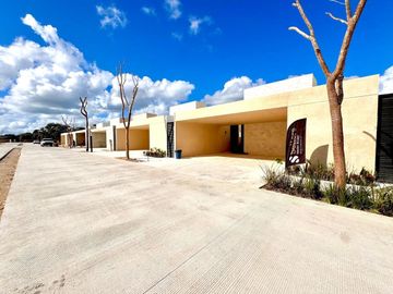 CASA PRE VENTA MÉRIDA, UNA PLANTA, LUJOSA, 402M2, PRIVADA ADANA XCANATUN.