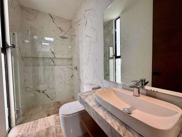 CASA PRE VENTA MÉRIDA, UNA PLANTA, LUJOSA, 402M2, PRIVADA ADANA XCANATUN.