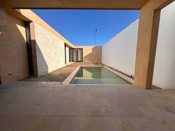 CASA PRE VENTA MÉRIDA, UNA PLANTA, LUJOSA, 402M2, PRIVADA ADANA XCANATUN.