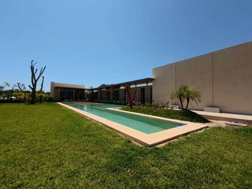 CASA PRE VENTA MÉRIDA, UNA PLANTA, LUJOSA, 402M2, PRIVADA ADANA XCANATUN.