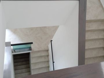 Preciosa Residencia en LOMA DORADA, Super Céntrica, 4 Niveles !