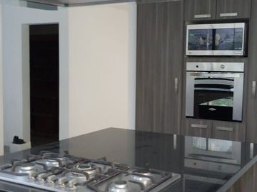 Preciosa Residencia en LOMA DORADA, Super Céntrica, 4 Niveles !