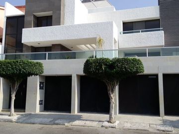 Preciosa Residencia en LOMA DORADA, Super Céntrica, 4 Niveles !