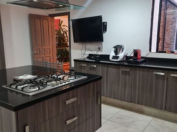 Preciosa Residencia en LOMA DORADA, Super Céntrica, 4 Niveles !