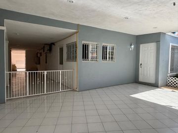 Venta Casa sobre Av. Principal ideal para Negocio, Altabrisa.