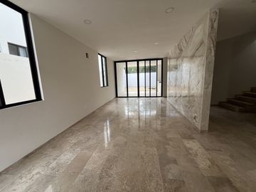 Venta Residencia en Privada cerca Plaza La Isla Mérida Yucatán