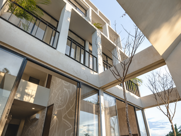 Departamento con recámara en planta baja y jardín