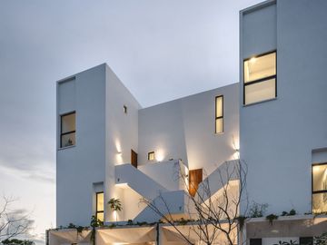 Departamento con recámara en planta baja y jardín
