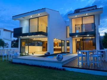 Espectacular residencia en Fracc Paraiso Country Club, Morelos