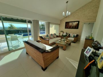 Hermosa casa en Venta en Colinas de Santa Fe, Morelos
