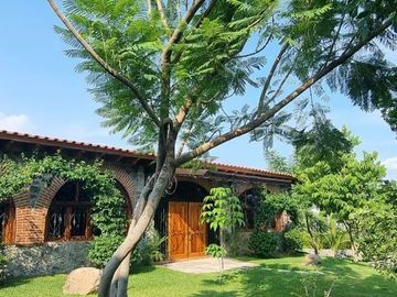 Hermosa casa colonial en Club de Golf Santa Fe, Morelos