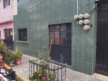 Casa con 6 departamentos en la Nueva Atzacoalco, GAM