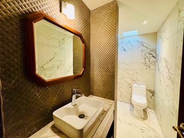 CASA EN VENTA REMODELADA 49 PONIENTE A PIE DE CALLE SOBRE AVENIDA COMERCIAL