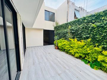 CASA EN VENTA REMODELADA 49 PONIENTE A PIE DE CALLE SOBRE AVENIDA COMERCIAL