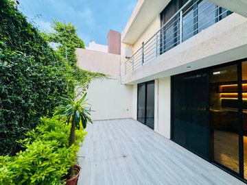 CASA EN VENTA REMODELADA 49 PONIENTE A PIE DE CALLE SOBRE AVENIDA COMERCIAL
