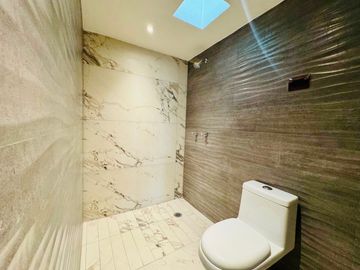CASA EN VENTA REMODELADA 49 PONIENTE A PIE DE CALLE SOBRE AVENIDA COMERCIAL