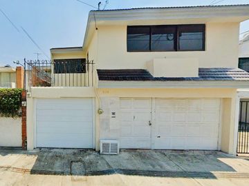 CASA EN VENTA REMODELADA 49 PONIENTE A PIE DE CALLE SOBRE AVENIDA COMERCIAL